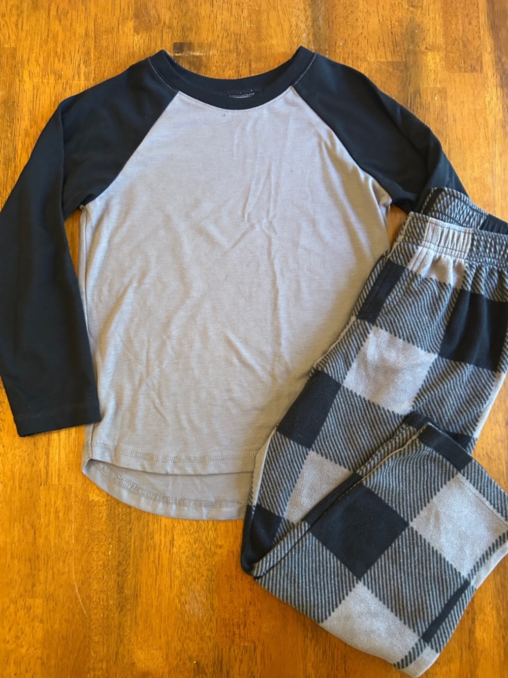 GAP Black and Gray Raglan Pajama Set | Boy Size 6 | PJ Top Matching Plaid Bottom - Picture 3 of 5